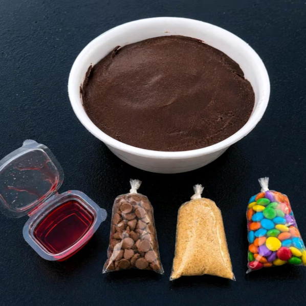 +04 acompanhamentos inclusos no seu pedido, enviados separadamente para preservar a crocância, cremosidade e qualidade de cada ingrediente. Assim você monta do seu jeito e aproveita uma experiência mais saborosa, organizada e perfeita até a última colher.