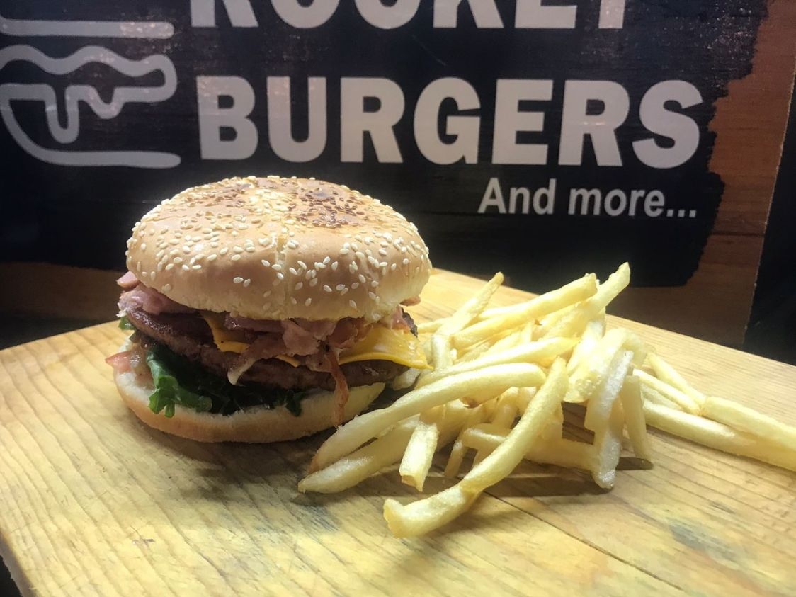 Rocket Burger de Res con Carne al Pastor o Chorizo