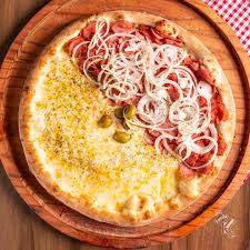 Metade Muçarela, Metade Calabresa com Cebola