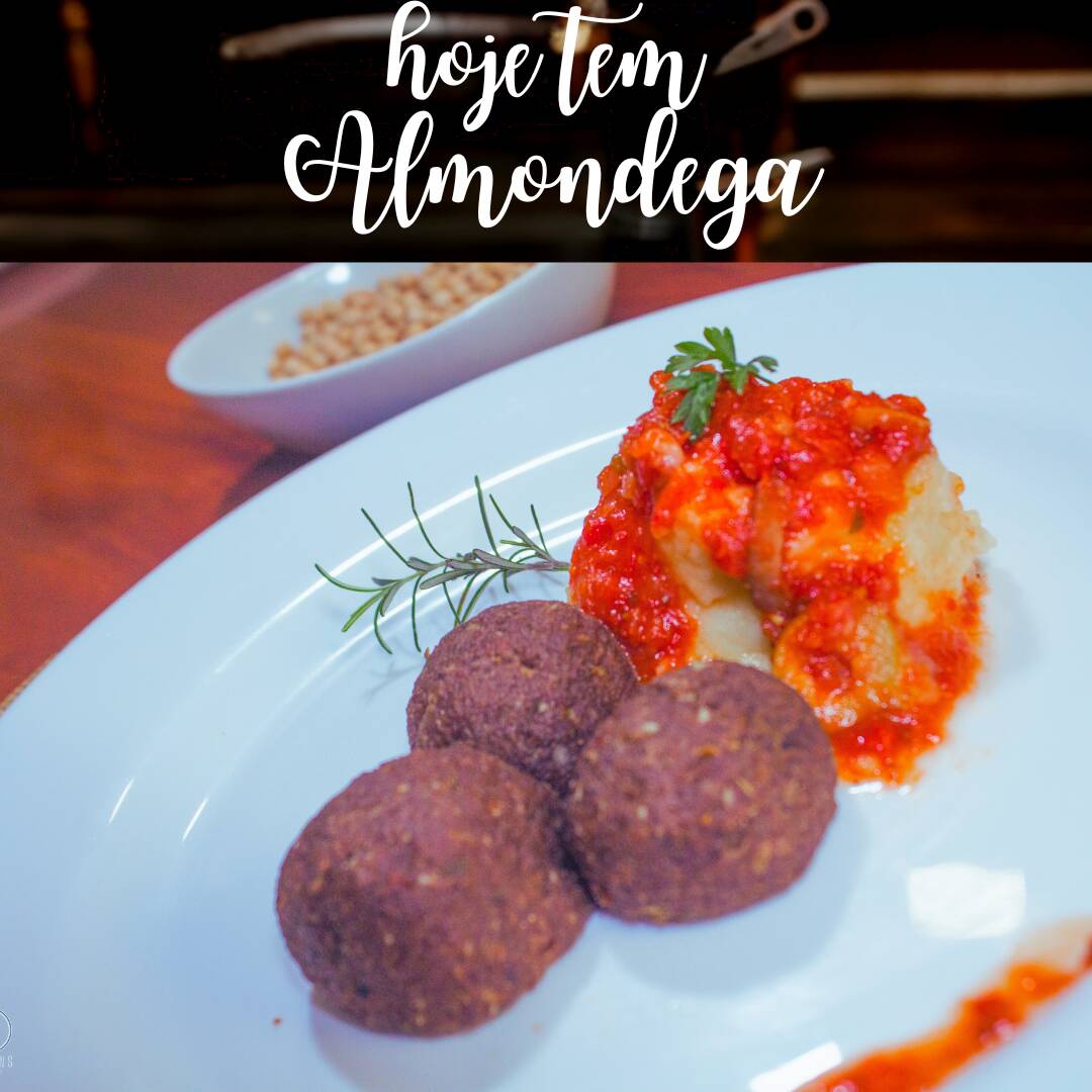 🍽️ Almôndegas de Soja (Vegana) Peso: Pequena: 425g Média: 600g Composição: Almôndegas feitas com proteína de soja moída, servidas com arroz integral, feijão carioca, farofa crocante e molho de tomate caseiro. Observações: Rica em proteína vegetal, sem carne, sem conservantes. Preparada com o tempero da casa e muito carinho.