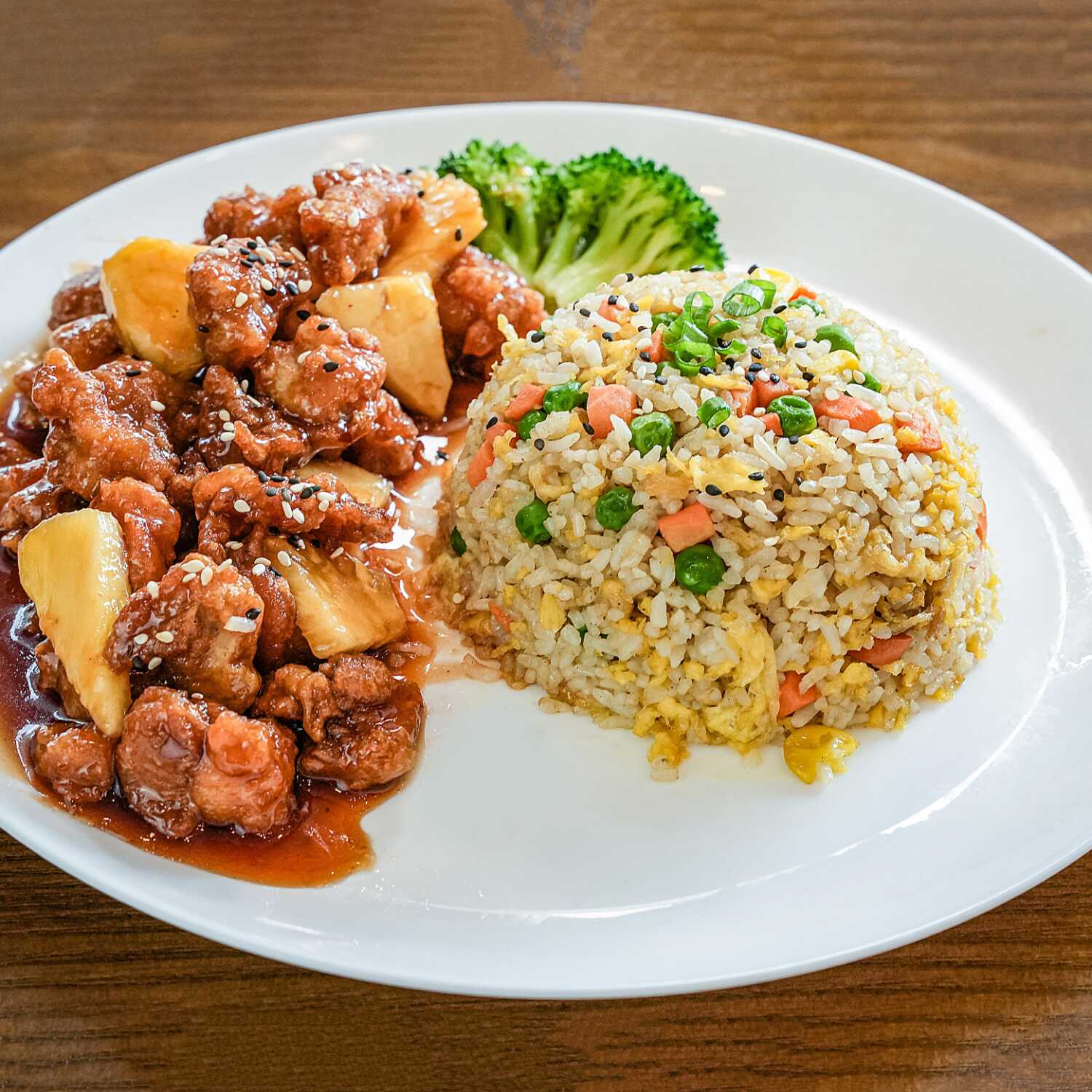 Pollo a la Piña Agridulce con Arroz Frito