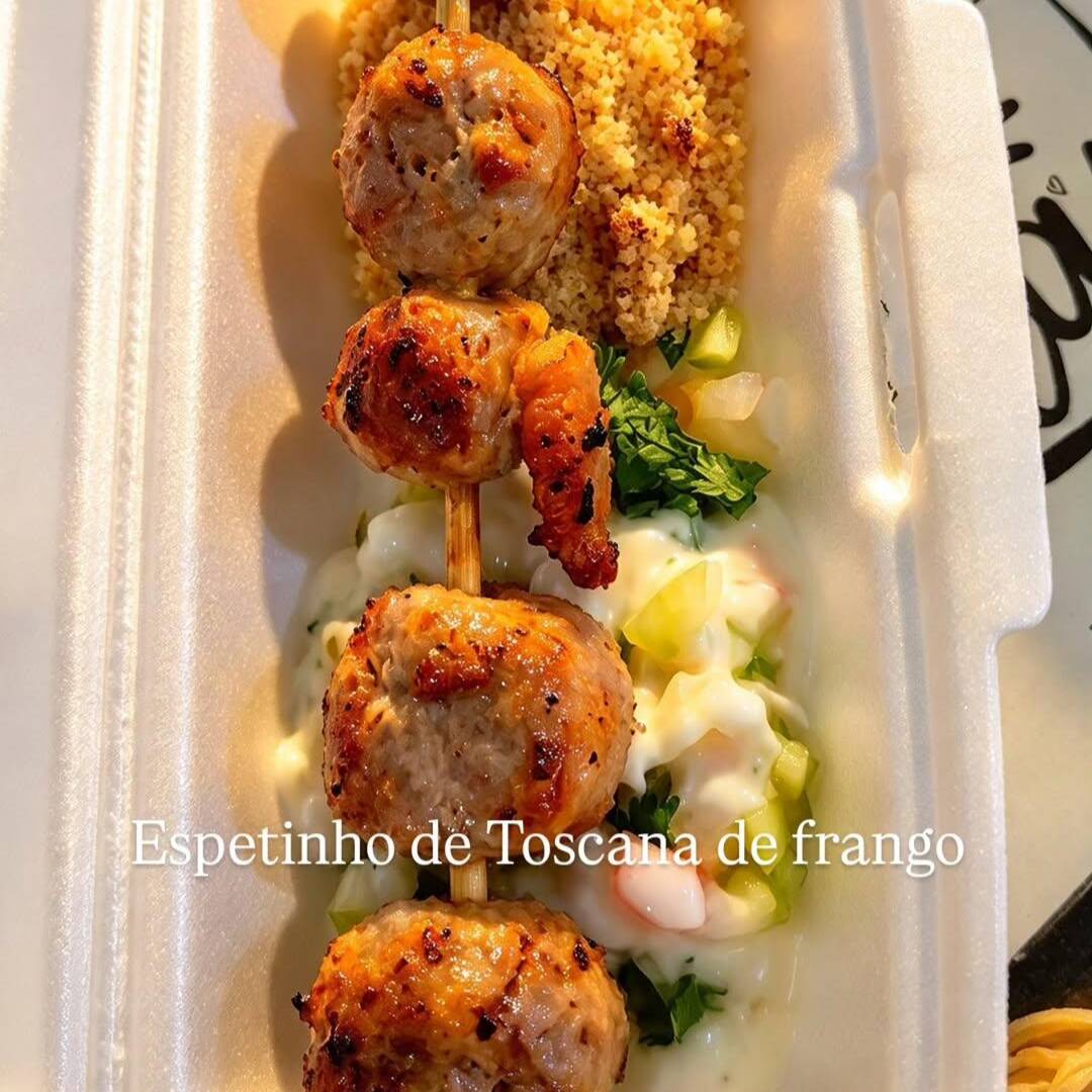 Espetinho de Toscana mais farofa vinagrete
