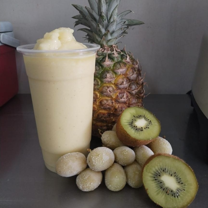 Kiwi, Uvas Verdes, Piña, y Agua
