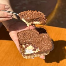 Bolo gelado com brigadeiro Belga com brigadeiro de Ninho e massa de chocolate. Obs. 1: não alteramos nenhum produto ou retiramos/adicionamos ingrediente. Obs. 2: produto de consumo imediato. Obs. 3: alguns produtos podem vir com vencimento do mesmo Dia.