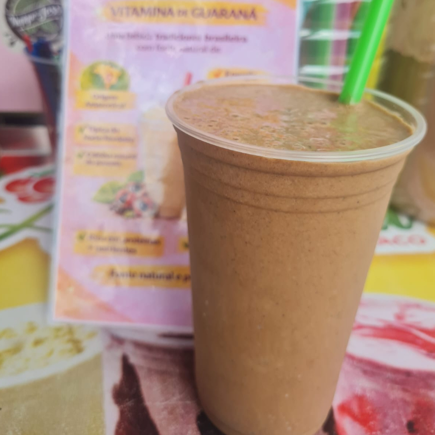 Banana fresca batida com guaraná em pó e morango, combinada ao leite em pó, castanhas e amendoim, finalizada com um leve toque de xarope. com o toque envolvente do cacau, que traz intensidade de sabor, sensação de saciedade e aquela energia reconfortante pra sustentar o seu ritmo ao longo do dia. Consumo Imediato pois leva Banana.