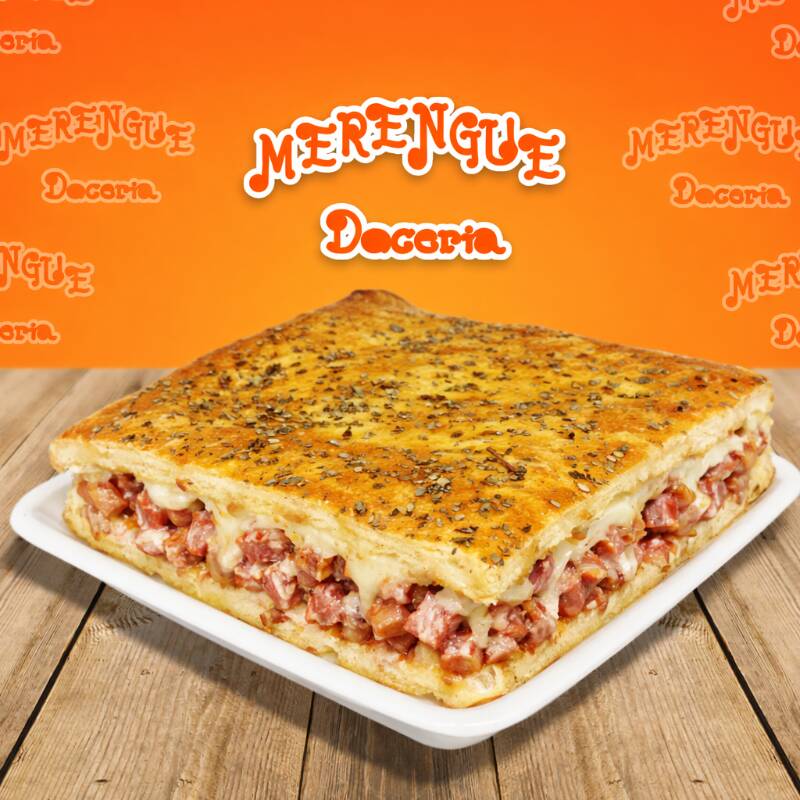 Nossa 'Torta de Calabresa com Catupiry - Pedaço' é uma das 'Novidades' que irá encantar seu paladar. Esta delícia é cuidadosamente preparada com uma massa de torta fina e crocante, que envolve um recheio generoso de calabresa moída suculenta. Acrescentamos tomate fresco e cebola para um toque de frescor, e o Catupiry cremoso e indulgente que confere uma cremosidade irresistível ao prato. Uma combinação perfeita para uma refeição individual prazerosa e satisfatória.