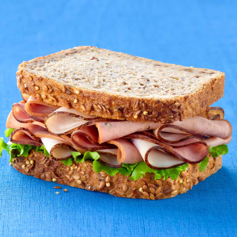Tomate e salada no pão preto