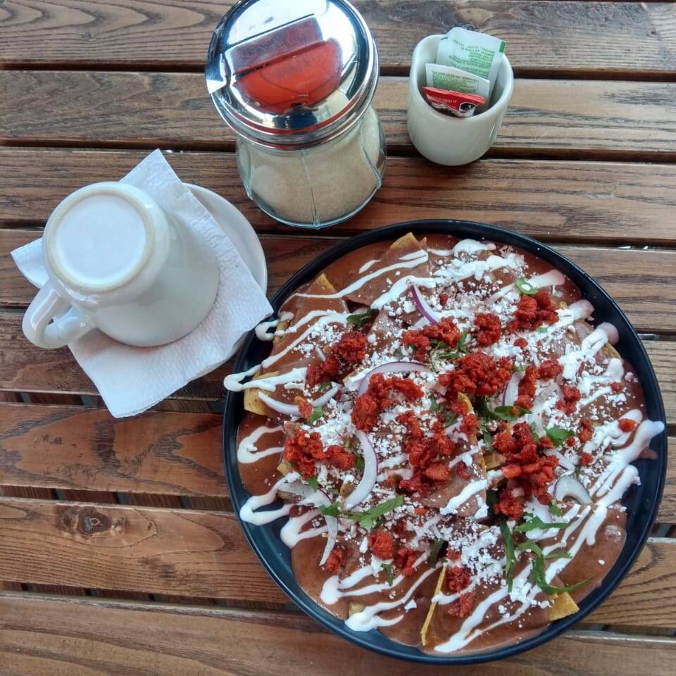 CHILAQUILES ENFRIJOLADOS