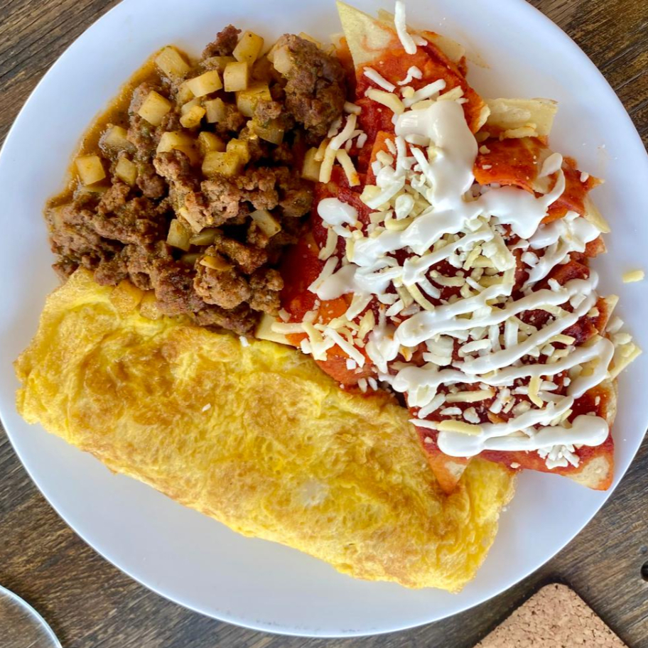 Chilaquiles con Queso, Pollo y Omelette