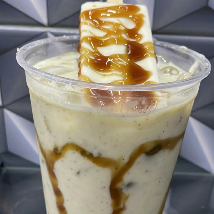 Caipirinha cremosa de kiwi, feita com a própria fruta. (não acompanha sorvete, ele é adicional)