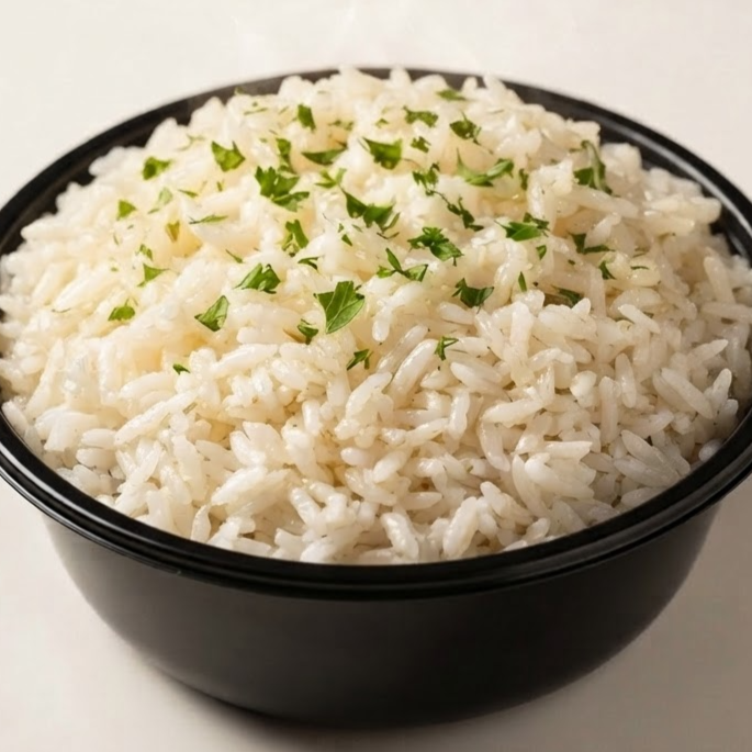 Arroz branco fresquinho, bem soltinho e no ponto certo, cozido com um toque de alho e finalizado com folhinhas frescas. Uma porção caprichada, bem servida e do jeitinho que combina com o seu prato.