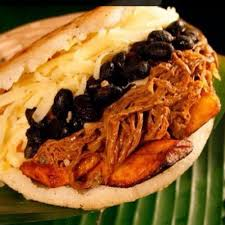 AREPA DE PABELLON CON MECHADA Y CARAOTAS
