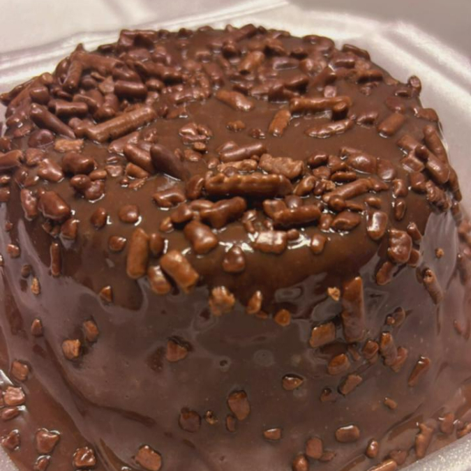 Massa fofinha, molhadinha de Cenoura com uma cobertura super cremoso de chocolate 50%. A Clássico Bolo de Cenoura com um toque de Brigadeiro de Chocolate e Granulado(320~350g)