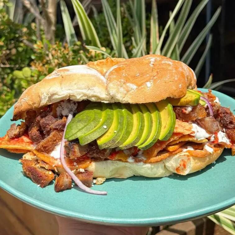 Mega torta de chilaquiles rojos