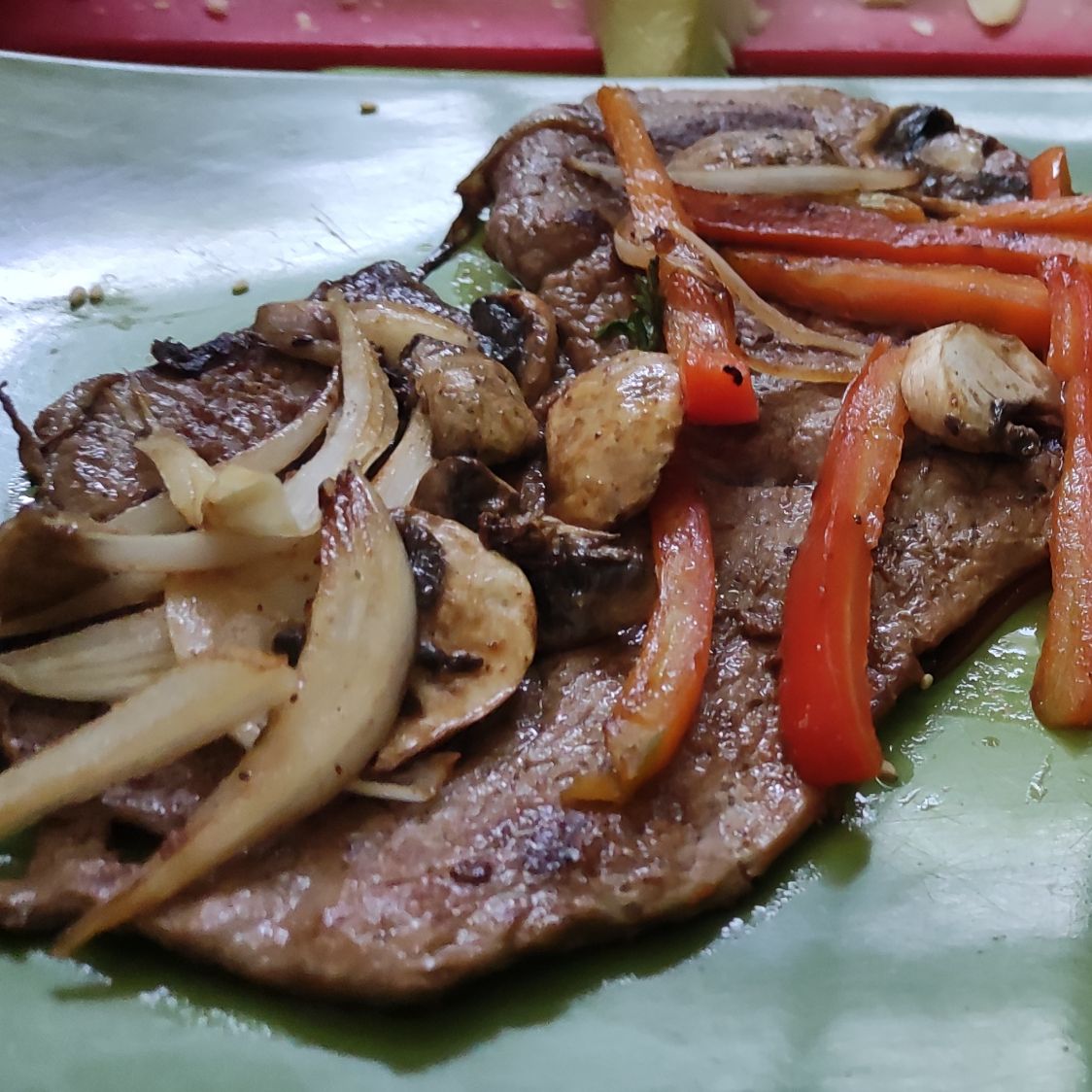 BISTECK DE RES ASADO (CHAMPIÑONES MORRON CEBOLLA)