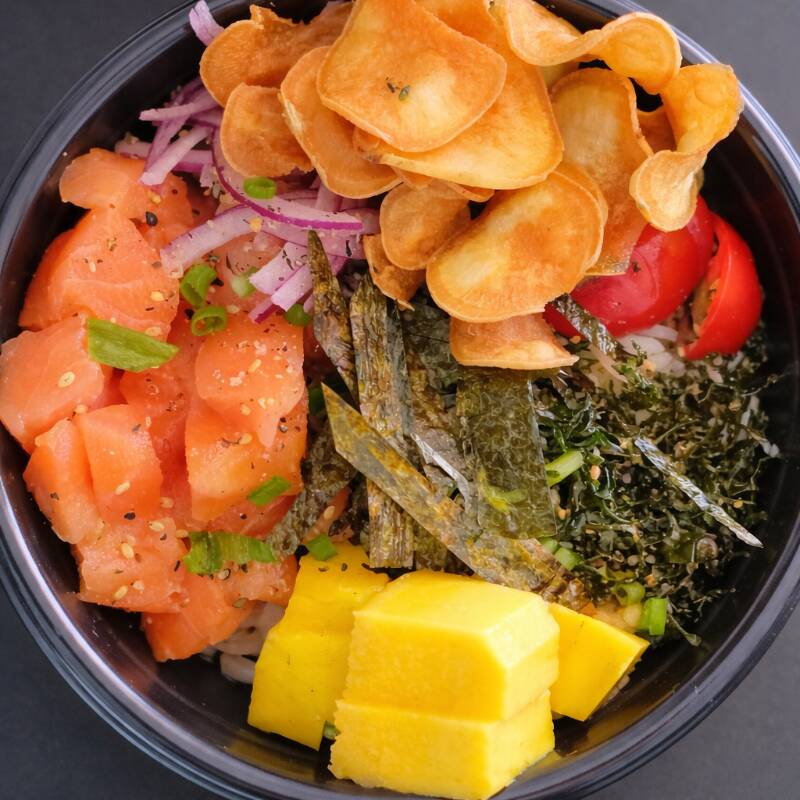 salmão,arroz japonês,cebola roxa ,tomatinho,alga nori,manga,chips de batata doce,crispy de couve,gergelim,cebolinha . peso total 360 gramas