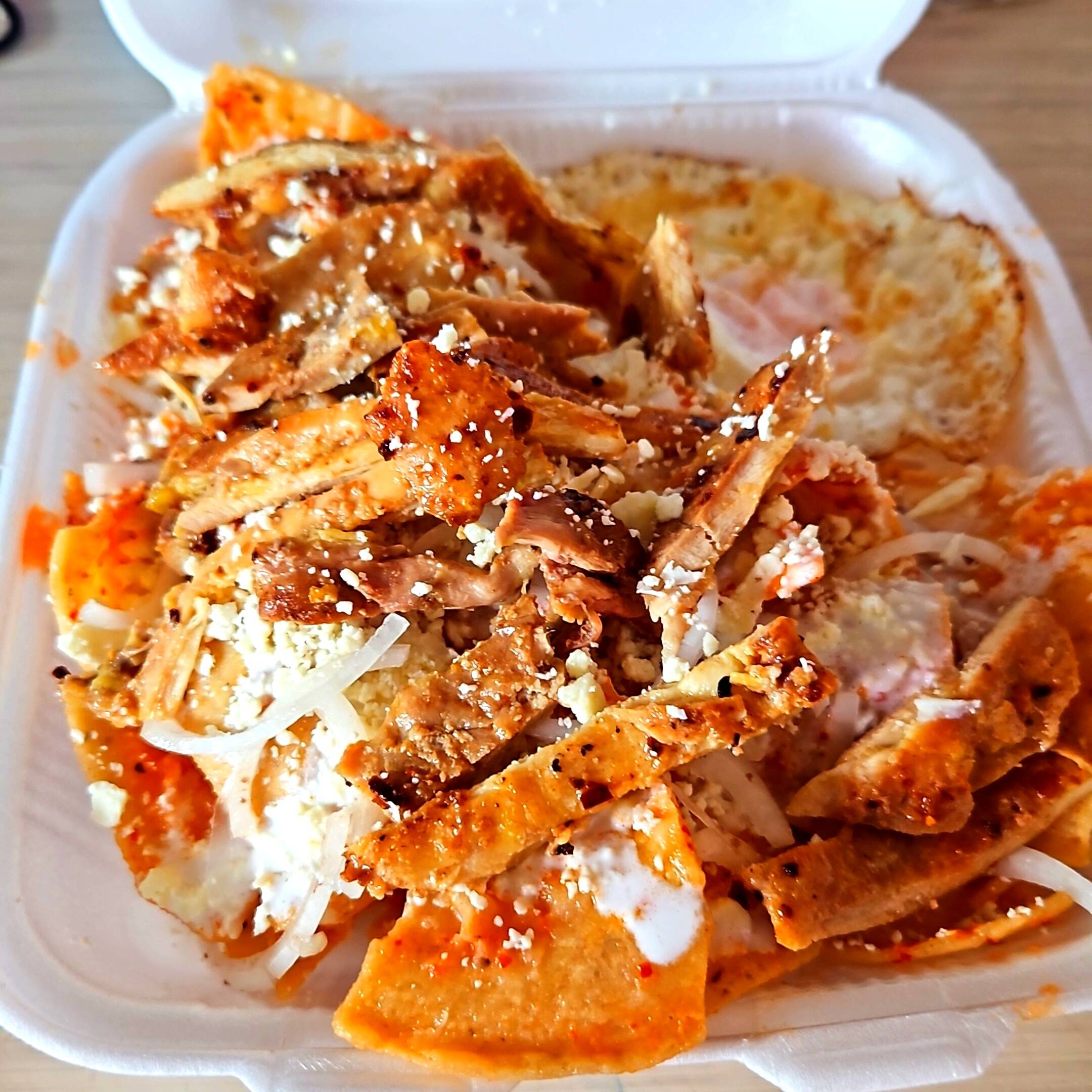 CAFÉ AMERICANO ☕SUAVE*1 + CHILAQUILES CON POLLO*1