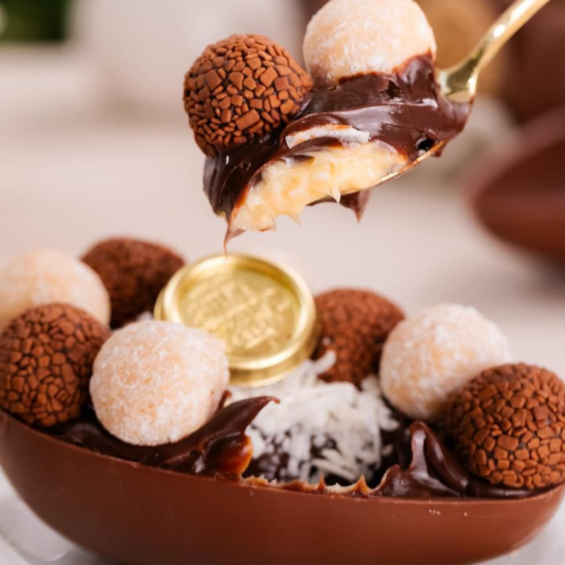 Casca de chocolate belga com brigadeiro belga e brigadeiro de coco, O clássico favorito em uma versão ainda mais especial. Aprox. 440g