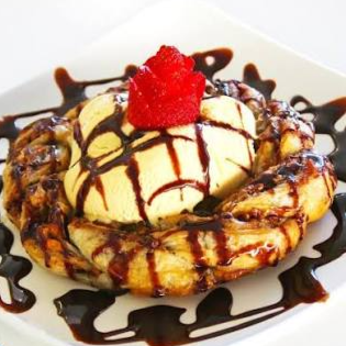 Rosca de Manzana y Nuez con Helado de Vainilla