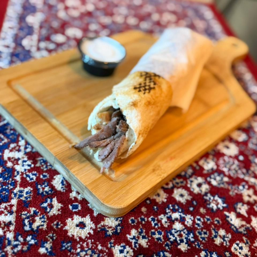 Delicioso Shawarma com (Carne E Frango) - Pasta De Alho, Picles E Tomate, Batata Frita E Tomate.