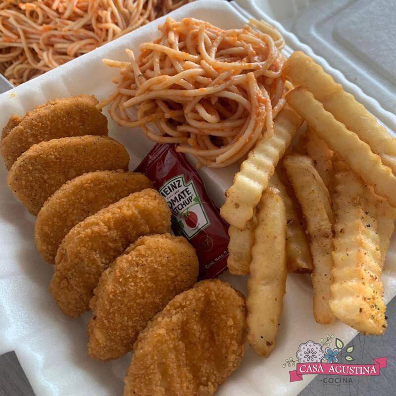 Nuggets de pollo con espagueti y papas