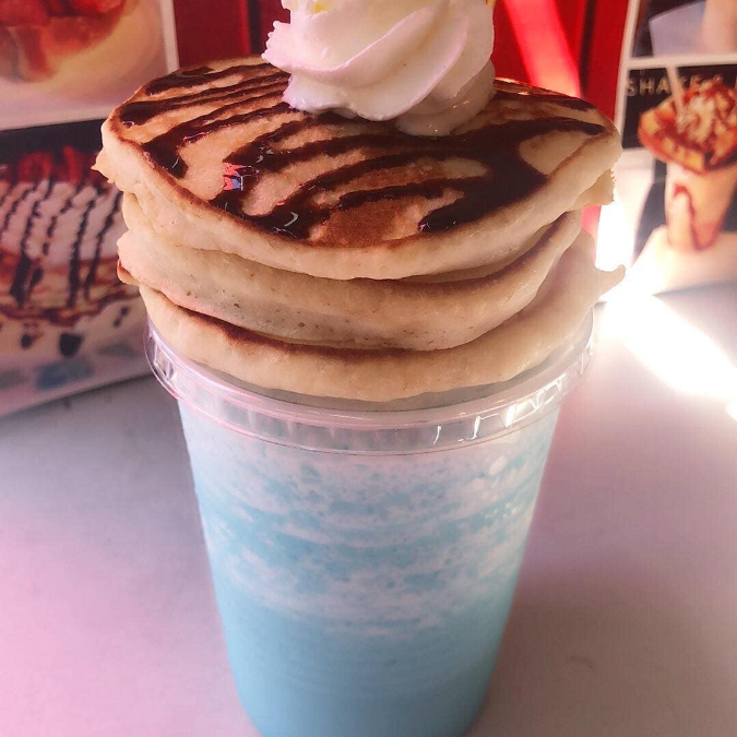 Combo Frappe caramelo con Hot cakes