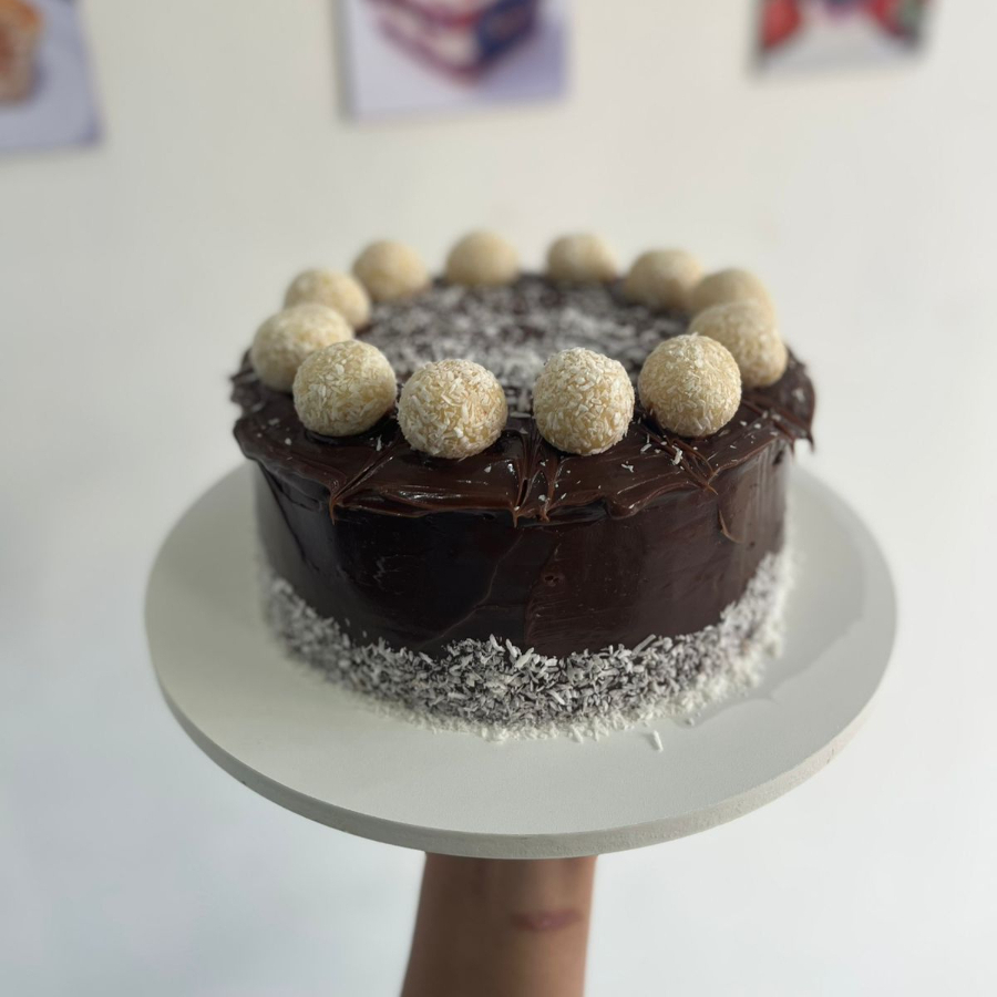 Bolo de chocolate com recheio de prestigio