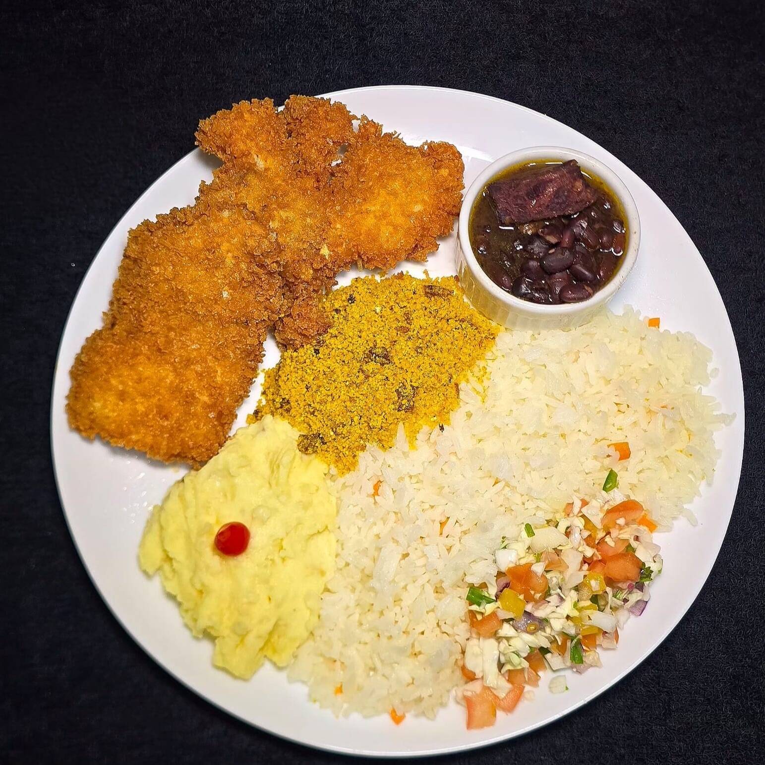 Deliciosos Filés de Peixe Nobre empanados em farinha panko e fritos em óleo especial (230g), acompanhados com arroz temperado caseiro, feijoada especial, farofa super crocante, purê de batata e vinagrete.