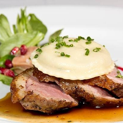 Desfrute de um generoso prato, totalmente personalizado ao seu gosto. Selecione uma de nossas requintadas massas artesanais - capelettis, raviolis, tortéis ou tortellis - meticulosamente preparadas por chefs especializados. Acrescente um toque final com até duas opções de nossos molhos tradicionais, cuidadosamente equilibrados para realçar os sabores. Complete sua experiência gastronômica com a opção de carne de sua preferência, sempre fresca e bem temperada. Este é um prato que promete uma verdadeira viagem de sabores em cada garfada. #rondeli #lasanha #nhoque #canalone #massas #massasartesanais #comidaitaliana #massafresca #massascongeladas #macarrao #parmegiana #frangoparmegiana #combo #mignon #mignonaparmegiana