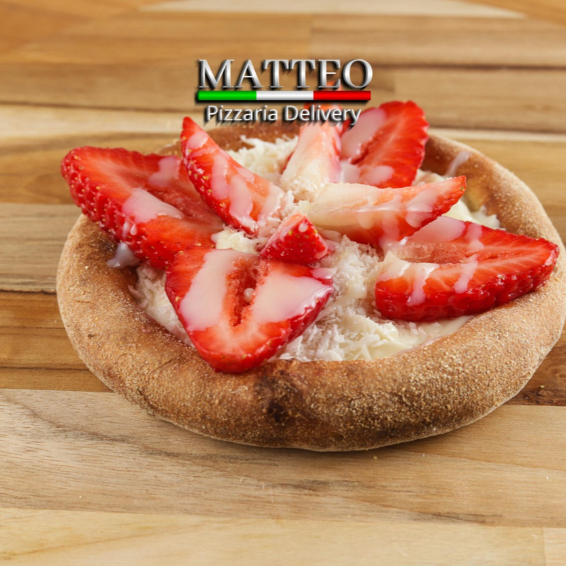 Chocolate branco, coco ralado, morangos cobertos com leite condensado