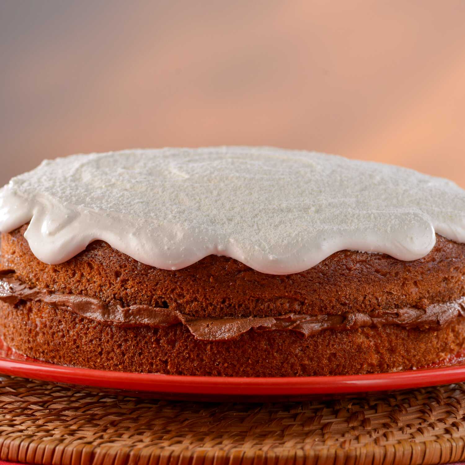 Bolo de leite da Vó, com recheio cremoso feito com Nutella, finalizado com cobertura sabor Leite Ninho e polvilhado com Leite Ninho.
Imagem meramente ilustrativa.
Bolo pequeno serve até 8 fatias.
Bolo grande serve até 16 fatias.