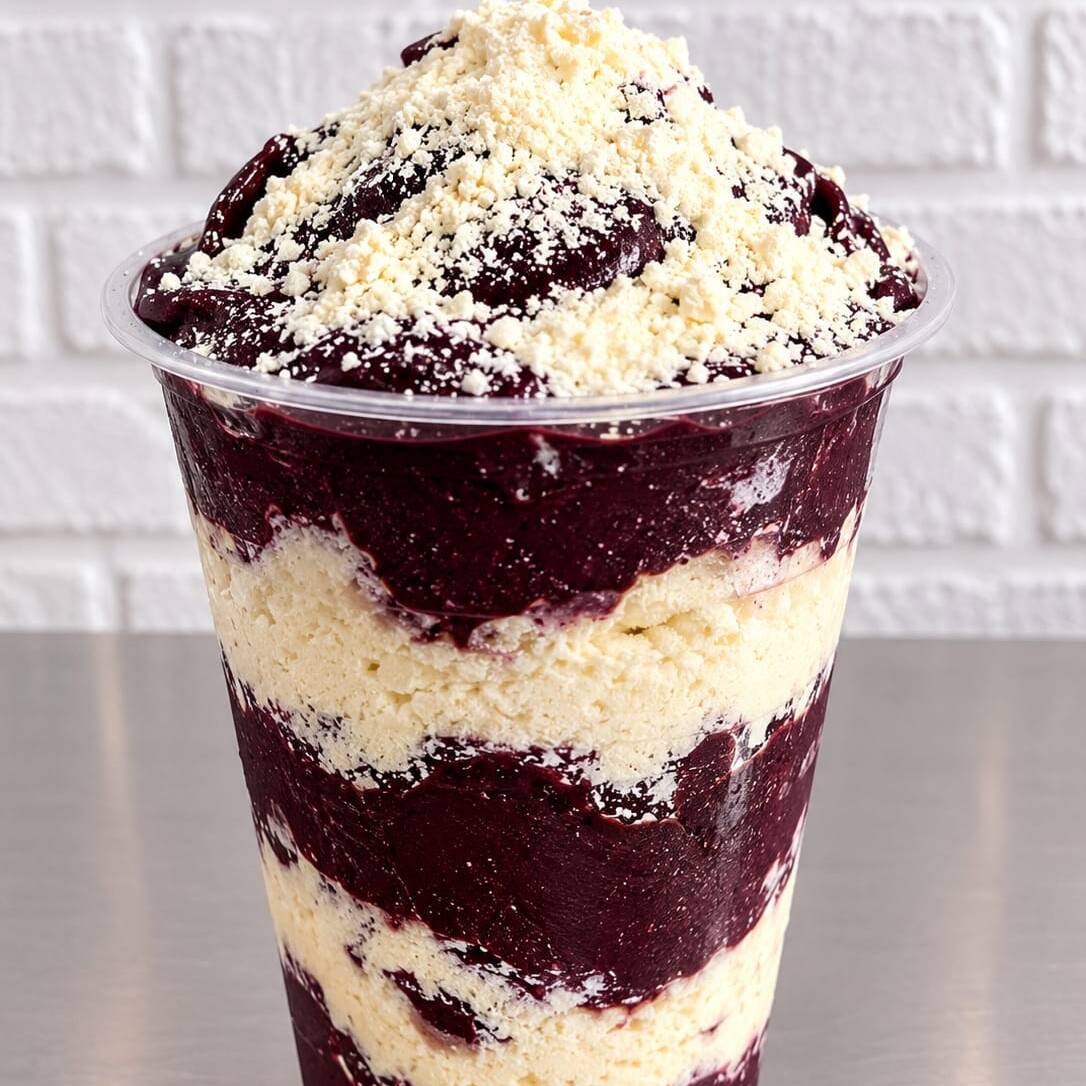 Açaí Ninho já vai montado com camadas de ninho e leite condensado. Copo de 300ml