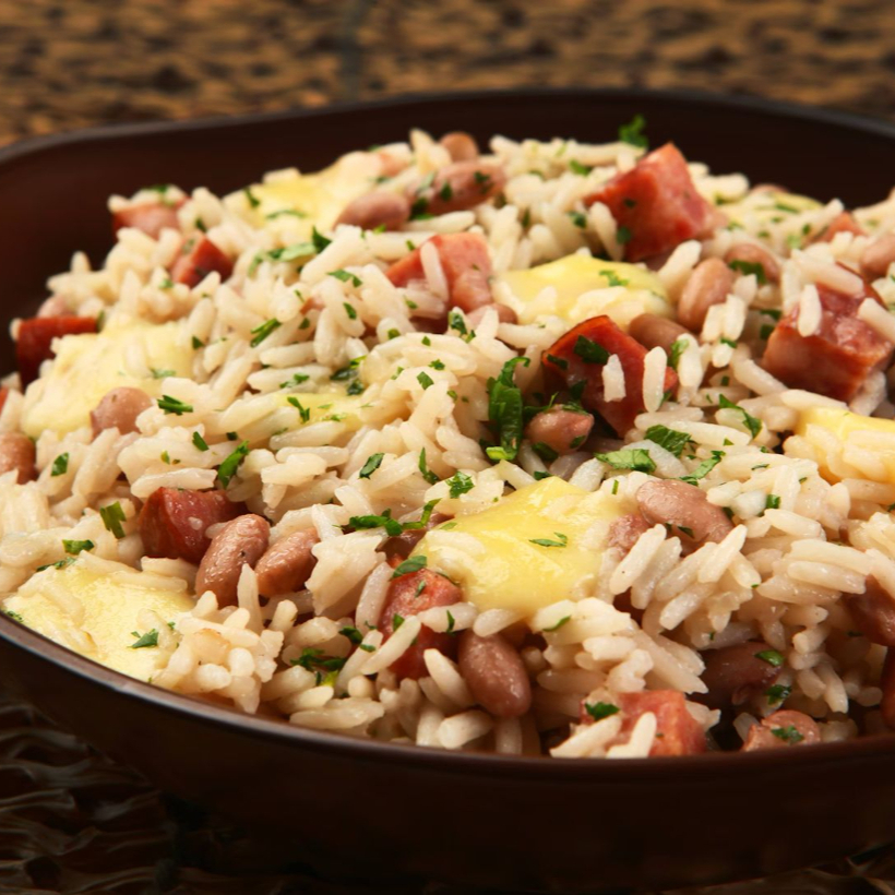 baiao de dois com feijao verde, arroz e tempero da casa, acompanhado de um espeto de churrasco misto bem suculento