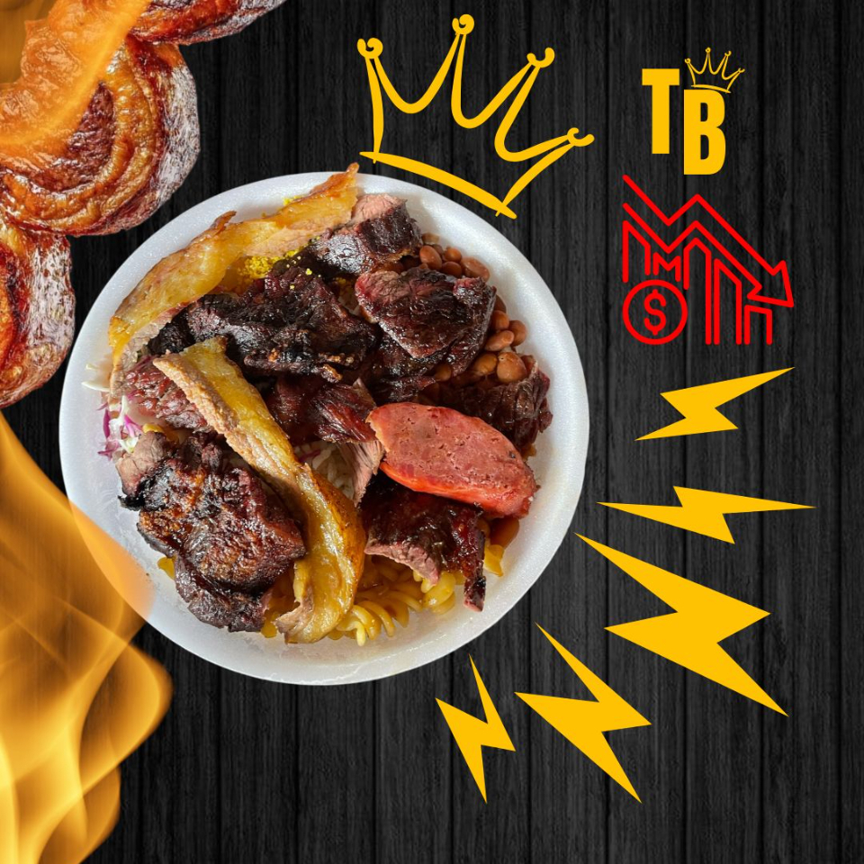 Uma marmita para quem quer comer bem e pagar pouco acompanha arroz, feijao, farofinha, macarrão espaguete, banana frita e churrasco misto