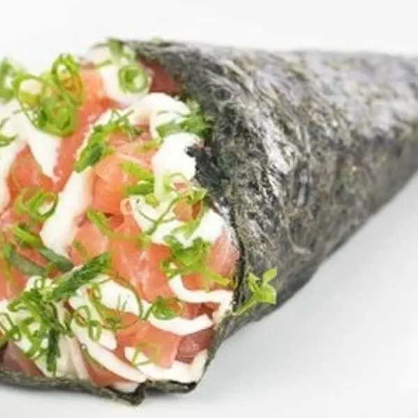 Alga enrolada em formato de cone, arroz, salmão, cream cheese
