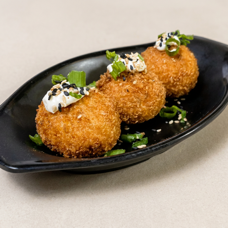 Croquetes de camarão com recheio de queijo do reino, empanados e fritos até ficarem dourados e crocantes por fora, com interior macio e saboroso. Ideal para entrada. (08 unidades)