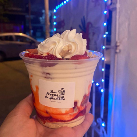 FRESAS CON CREMA TIPO CHEESCAKE MEDIANA