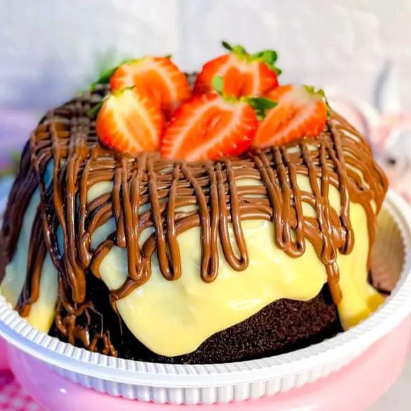 Bolo vulcão de chocolate ou com massa de baunilha, com recheio cremoso de ninho com Nutella e finalizado com morangos