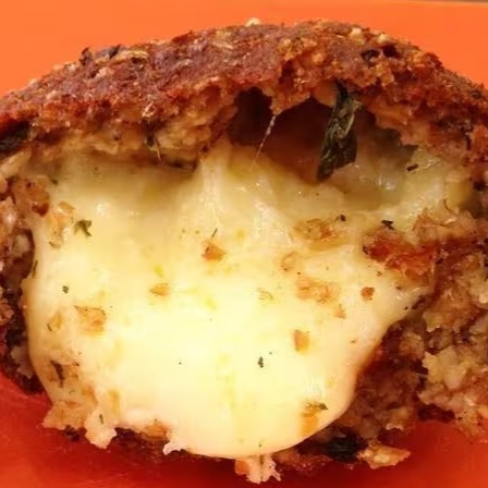 Perfeito! Vamos ajustar para que o "3 Queijos" fique no corpo do texto, mantendo a clareza e o impacto para o Ifood. Kimaravilha: Provolone, Catupiry e Mussarela Descubra o Kimaravilha! Nosso kibe crocante vem com um recheio generoso e cremoso de 3 queijos: o provolone, a maciez do Catupiry® e a suculência da mussarela. Uma combinação perfeita