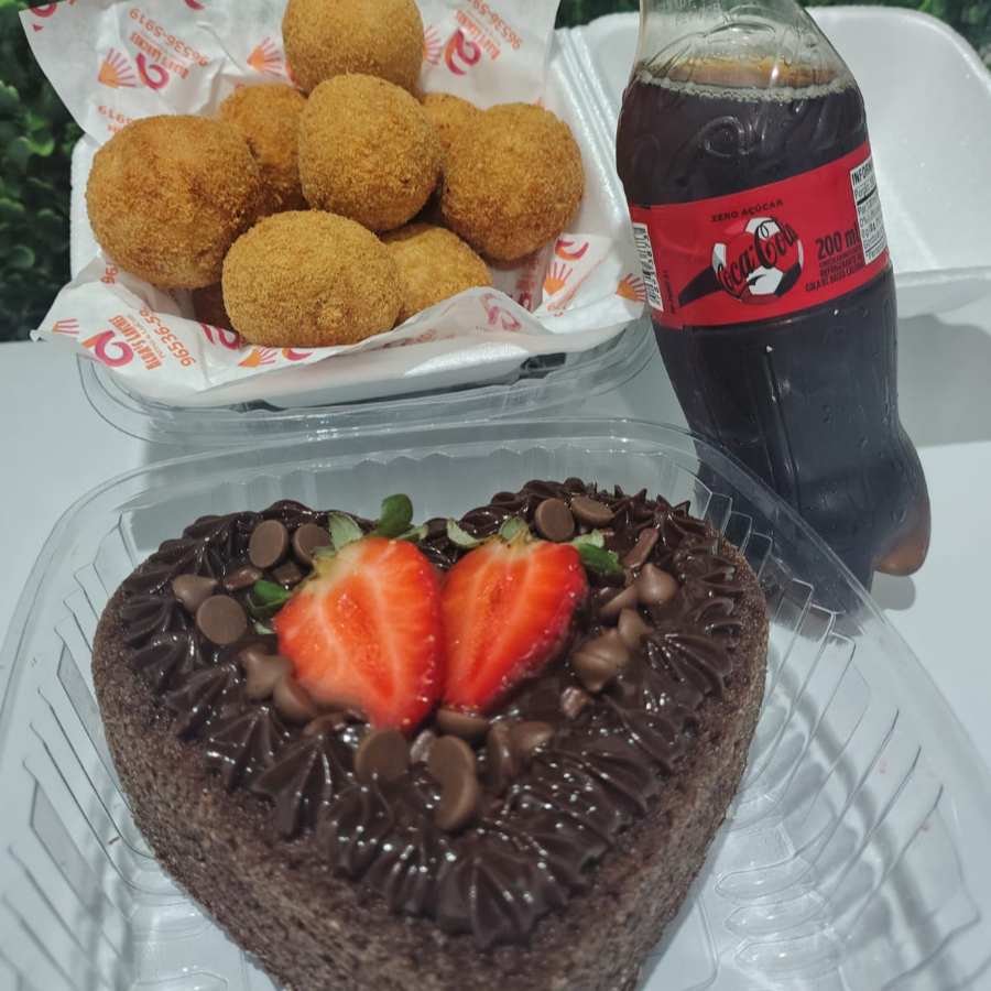 Bolo piscina 13.5cm de chocolate com morango + coca cola 200ml + salgadinho frito sabor único.