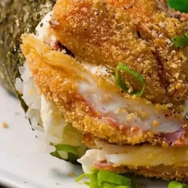 Cone de nori recheado com arroz, cream cheese e kani empanado.