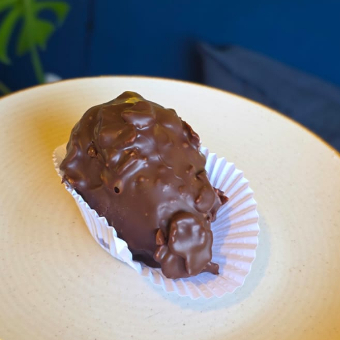 Brigadeiro preto, morango com cobertura de chocolate e sucrilhos caramelizado.