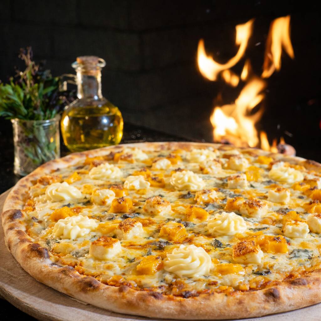 Massa fina artesanal, molho de tomate da casa, queijo mozzarela, queijo coalho, Catupiry, cheddar, azeitona e orégano.