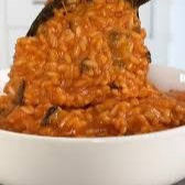 01 risoto (500g) com molho de tomate natural feito na casa.
Peito de frango desfiado.