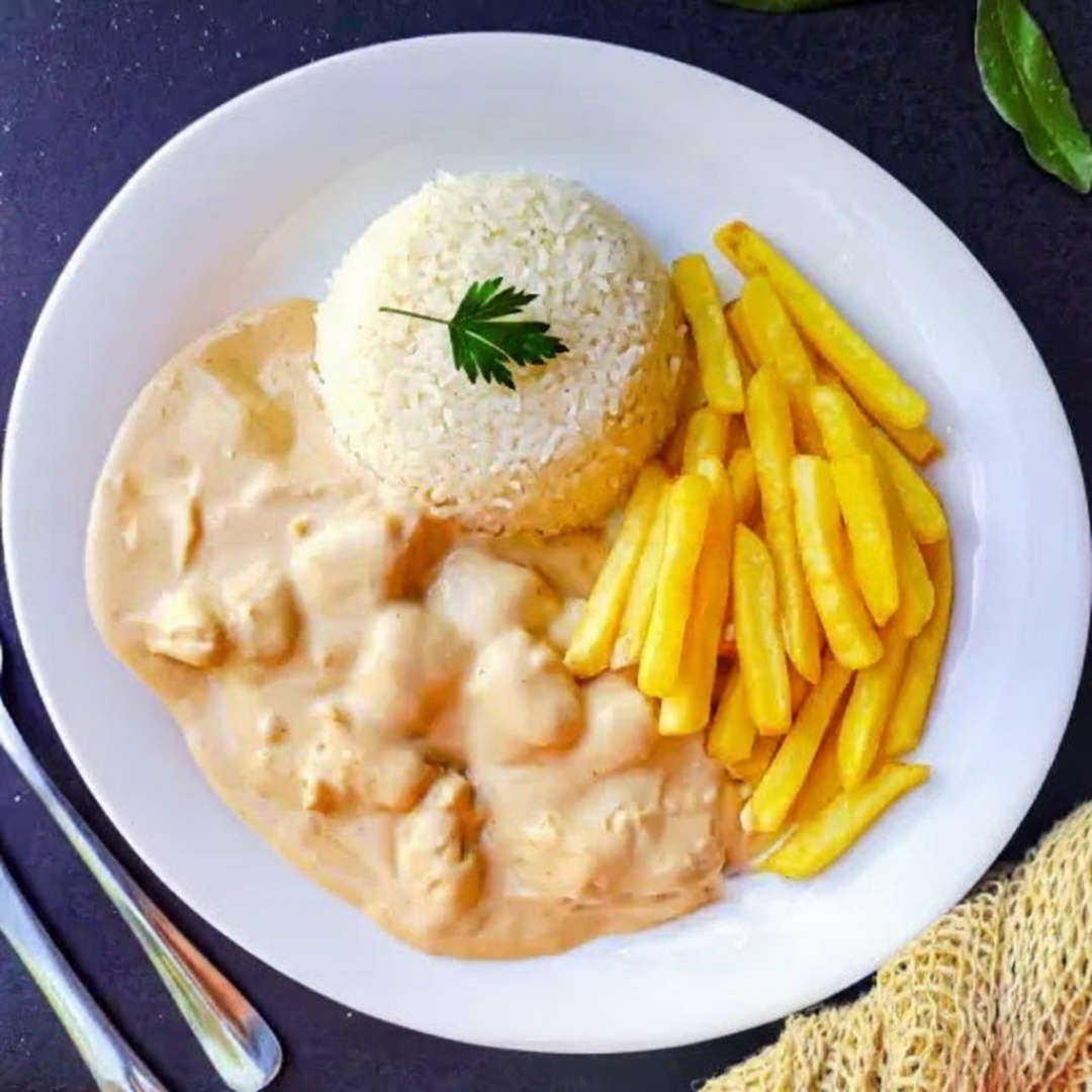 Arroz, Pedaços do Frango Assado, Feijão de caldo, Vinagrete