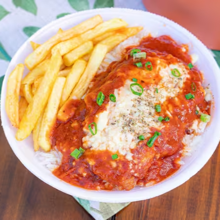 Maravilhoso filé de frango à Parmegiana ao molho secreto. Feito com molho de tomates caseiro e muito queijo mussarela por cima. Acompanha arroz soltinho, feijão preto e batata frita.
marmita, marmitex, almoço, refeição, marmita quentinha