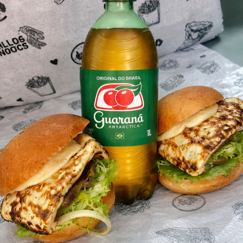 Pão,brioche 100g de hambúrguer artesanal bem saborosa,100g queijo coalho, molho especial salada ( alface ,tomate e cebola) combinação perfeita