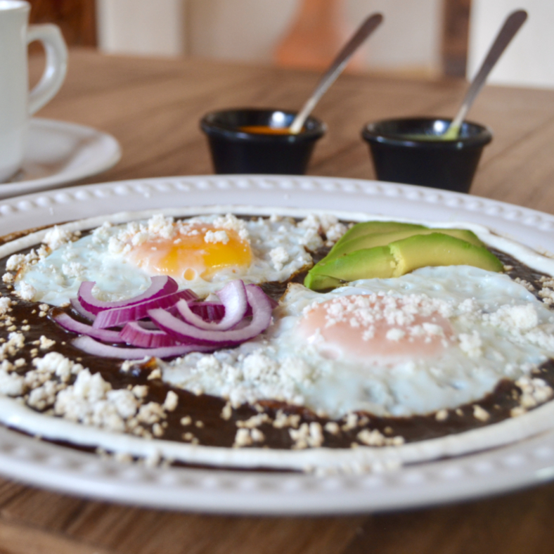 Huevos con Mole de la Casa