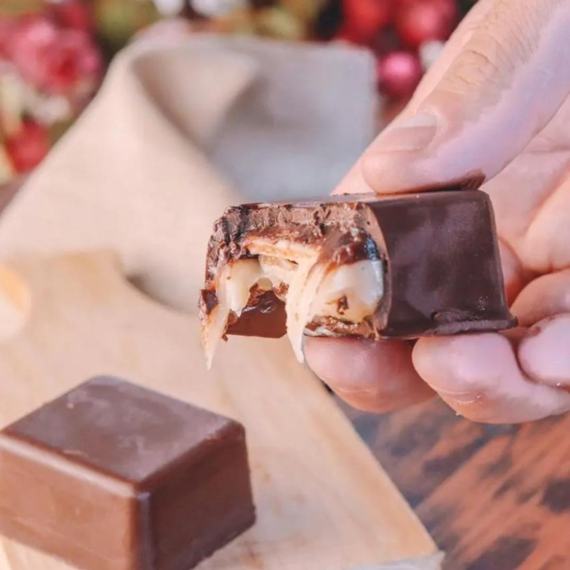 Trufa de chocolate meio amargo com recheio de kinder bueno ( waffer com creme de avelã)