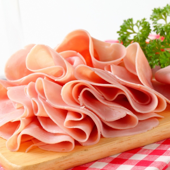 massa molho,presunto,tomate,cebola e pimentão e batata palha;